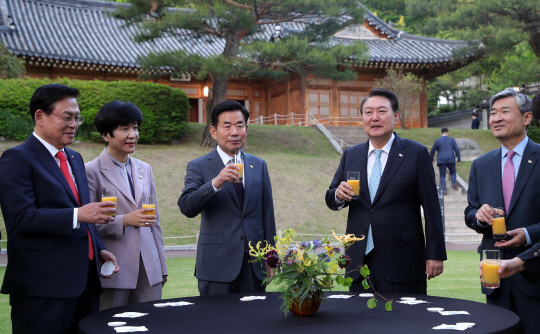 지난 5월12일 윤석열 대통령이 청와대 녹지원에서 국회의장단과 차를 마시며 담소를 나누고 있다. 윤 대통령은 차담회 이후 상춘재에서 국회의장단과 만찬을 가졌다. 사진 왼쪽부터 정우택, 김영주 국회 부의장, 김진표 국회의장, 윤 대통령, 조태용 국가안보실장.<대통령실통신사진기자단·연합뉴스>